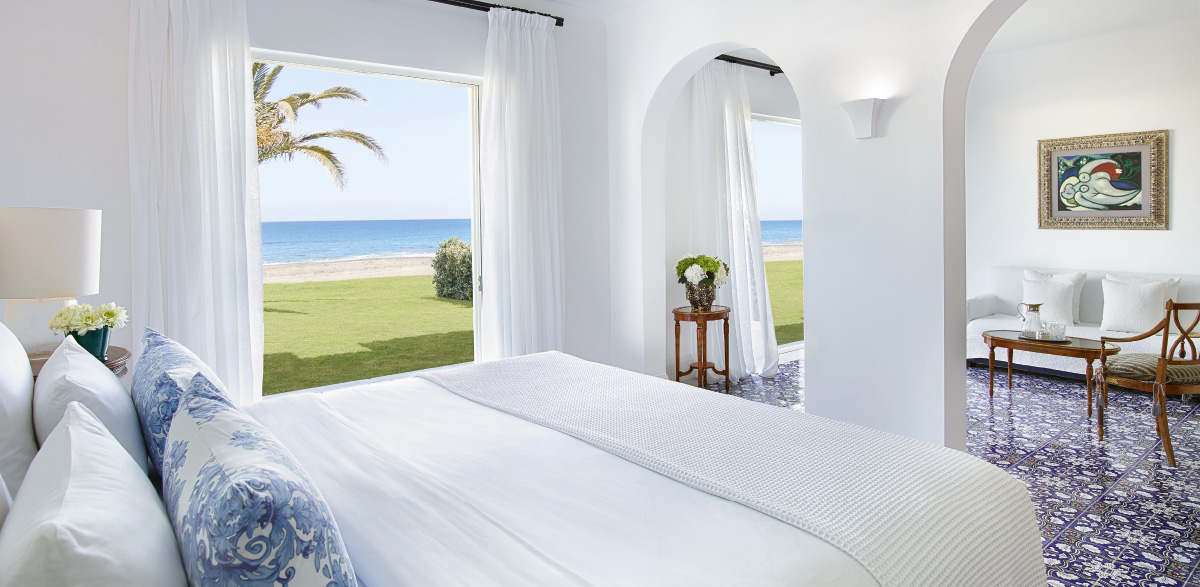 09-two-bedroom-beach-villa-bedroom-and-views-to-the-sea