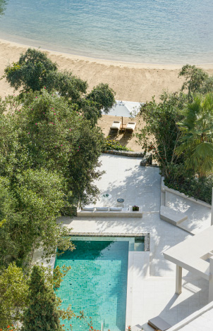 04-private-pools-on-the-beachfront-overlooking-the-sea-grecotel-homes-and-villas